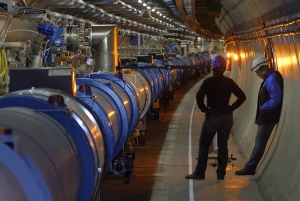 [تصویر:  1.12804_LHC-magnet-alignement-in-the-tun....29%29.jpg]